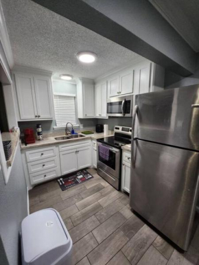 Blue Shark *H14* @ Montrose Elegant 1BR King Apartment